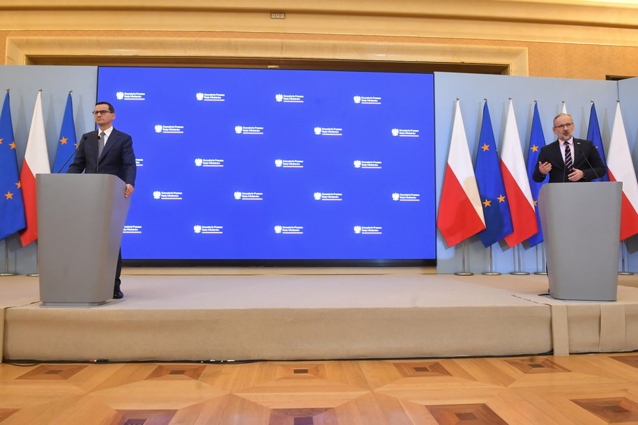 Premier Mateusz Morawiecki (L) i minister zdrowia Adam Niedzielski (P) podczas konferencji prasowej po zakończonym posiedzeniu rządu /Radek Pietruszka /PAP