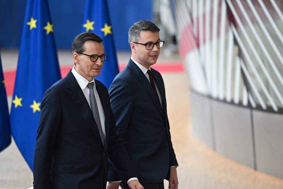 Premier Mateusz Morawiecki (L) i rzecznik prasowy rządu Piotr Mueller (P) /Radek Pietruszka /PAP