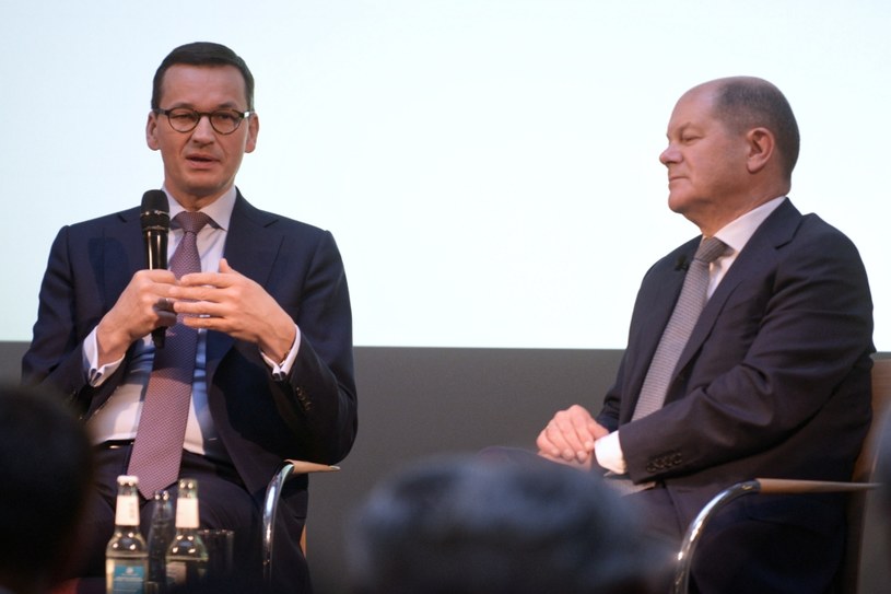 Premier Mateusz Morawiecki (L) i wicekanclerz Niemiec oraz minister finansów Olaf Scholz (P) podczas dyskusji pt. "Europejska perspektywa na przyszłość stosunków transatlantyckich" w ramach konferencji FOTAR 2018. w Hamburgu / 	Jakub Kamiński    /PAP