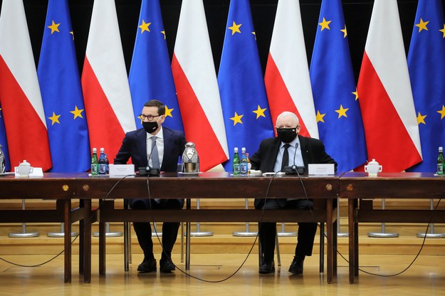 Premier Mateusz Morawiecki (L) oraz prezes PiS, wicepremier Jarosław Kaczyński (P) w KPRM w Warszawie /Radek Pietruszka /PAP