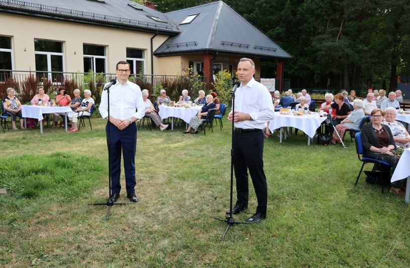 Premier Mateusz Morawiecki (L) oraz prezydent Andrzej Duda /Piotr Molecki /East News