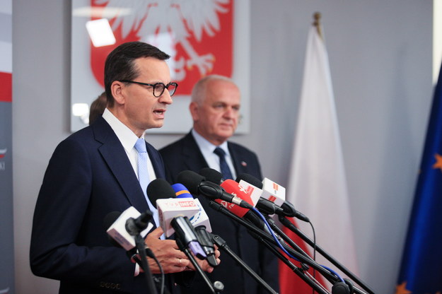 Premier Mateusz Morawiecki (L) oraz wojewoda lubuski Władysław Dajczak / 	Lech Muszyński    /PAP