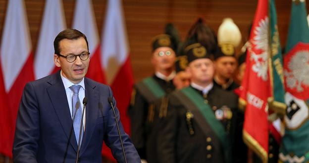Premier Mateusz Morawiecki (L) uczestniczy w Akademii Barbórkowej Polskiej Grupy Górniczej /PAP