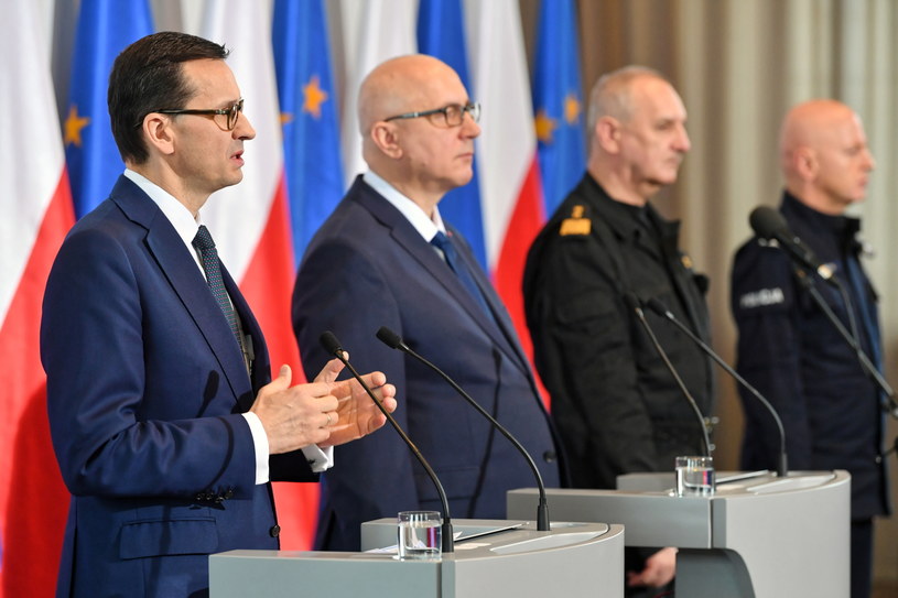 Premier Mateusz Morawiecki, minister spraw wewnętrznych i administracji Joachim Brudziński, komendant główny PSP gen. bryg. Leszek Suski i komendant główny policji gen. insp. Jarosław Szymczyk /Bartłomiej  Zborowski /PAP
