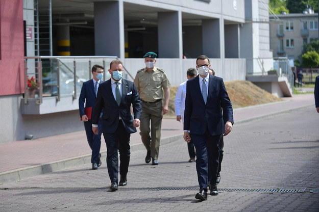 Premier Mateusz Morawiecki, minister zdrowia Łukasz Szumowski i rzecznik rządu Piotr Mueller w drodze na konferencję prasową przed szpitalem MSWiA przy ulicy Wołoskiej w Warszawie / 	Marcin Obara  /PAP