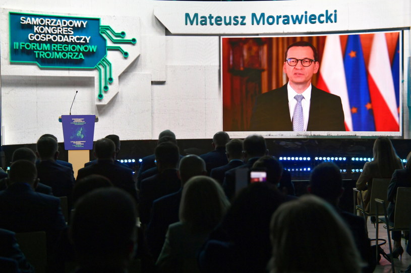 Premier Mateusz Morawiecki (na ekranie) podczas obrad Samorządowego Kongresu Gospodarczego /Wojtek Jargiło /PAP