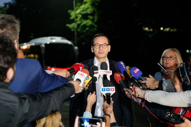 Premier Mateusz Morawiecki na konferencji przed kopalnią / Andrzej Grygiel /PAP