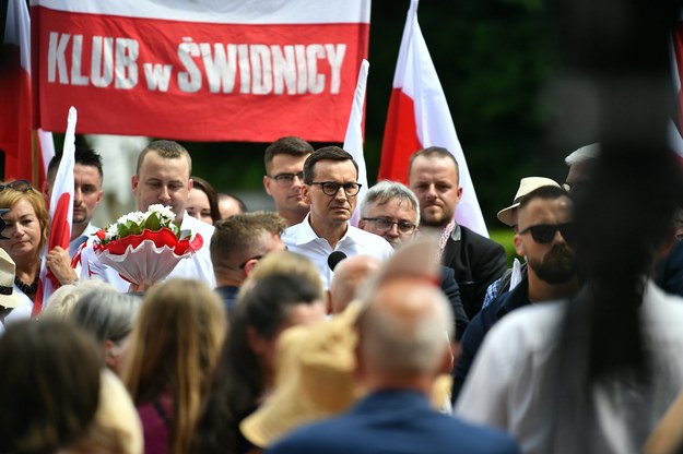 Premier Mateusz Morawiecki na spotkaniu z mieszkańcami w Henrykowie na Dolnym Śląsku. / 	Maciej Kulczyński    /PAP