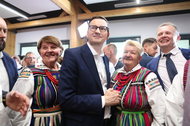 Premier Mateusz Morawiecki na spotkaniu z mieszkańcami w siedzibie Starostwa Powiatowego w Opocznie. /Roman Zawistowski /PAP