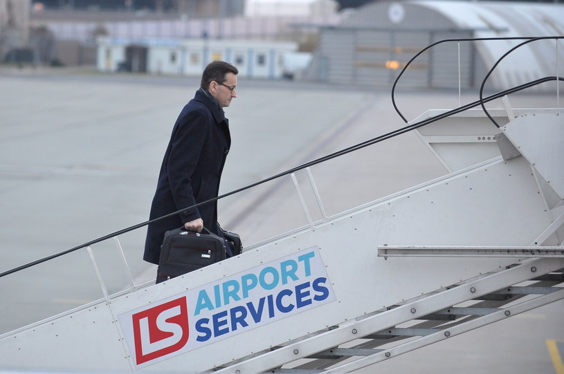 Premier Mateusz Morawiecki na warszawskim lotnisku przed wylotem do Brukseli /Marcin Obara /PAP