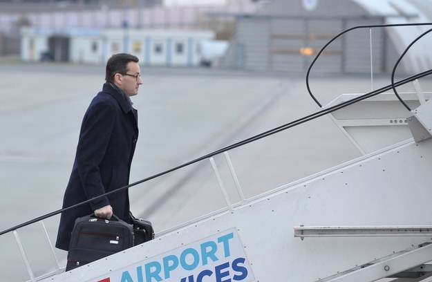 Premier Mateusz Morawiecki na warszawskim lotnisku przed wylotem do Brukseli na szczyt Rady Europejskie /Marcin Obara /PAP