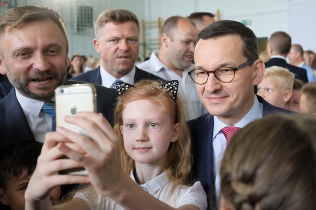 Premier Mateusz Morawiecki na zakończeniu roku szkolnego w Ząbkach na Mazowszu /Paweł Supernak /PAP