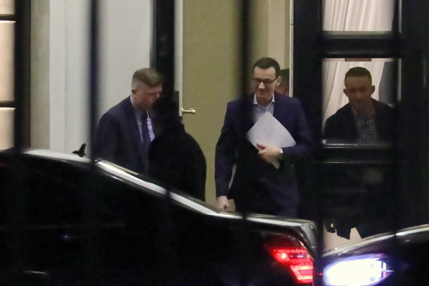 Premier Mateusz Morawiecki opuszcza Pałac Prezydencki po spotkaniu z prezydentem Andrzejem Dudą / 	Tomasz Gzell    /PAP