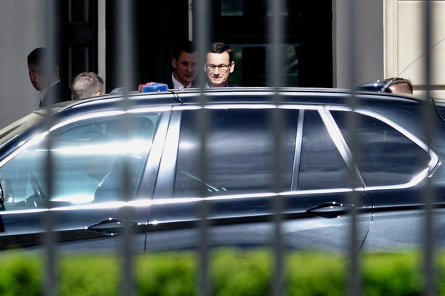 Premier Mateusz Morawiecki opuszcza Pałac Prezydencki po spotkaniu z prezydentem Andrzejem Dudą ws. rekonstrukcji rządu / 	Jakub Kamiński    /PAP
