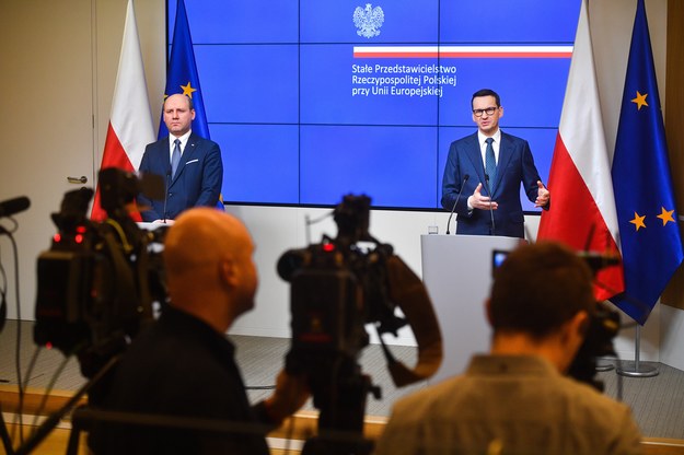 Premier Mateusz Morawiecki oraz minister ds. europejskich Szymon Szynkowski vel Sęk podczas konferencji prasowej /PAP/Radek Pietruszka    /PAP