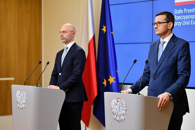Premier Mateusz Morawiecki oraz minister klimatu Michał Kurtyka podczas konferencji prasowej w drugim dniu unijnego szczytu w Brukseli / 	Radek Pietruszka   /PAP