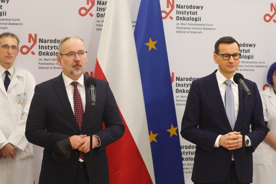 Premier Mateusz Morawiecki oraz minister zdrowia Adam Niedzielski podczas konferencji prasowej w trakcie wizyty w Narodowym Instytucie Onkologii im. Marii Skłodowskiej-Curie w Gliwicach. /Michał Meissner /PAP