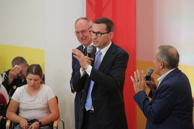 Premier Mateusz Morawiecki oraz poseł PiS Zbigniew Babalski podczas spotkania z mieszkańcami w Działdowie / 	Tomasz Waszczuk    /PAP
