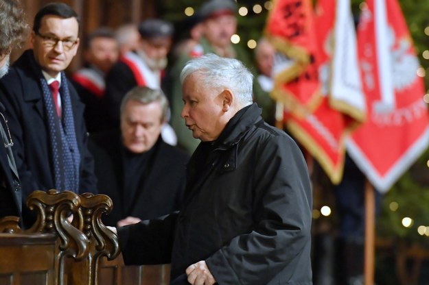 Premier Mateusz Morawiecki oraz prezes PiS Jarosław Kaczyński podczas mszy 10 stycznia 2020 roku w warszawskiej archikatedrze św. Jana Chrzciciela, odprawionej w intencji ofiar katastrofy samolotu prezydenckiego pod Smoleńskiem /Piotr Nowak /PAP