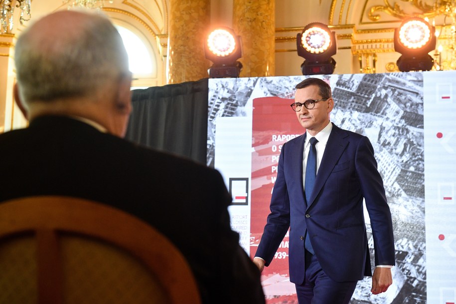 Premier Mateusz Morawiecki oraz prezes Prawa i Sprawiedliwości Jarosław Kaczyński podczas prezentacji raportu o stratach wojennych /Radek Pietruszka /PAP/EPA