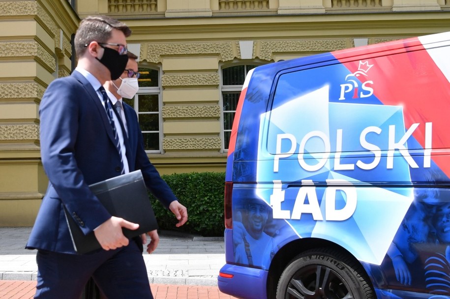 Premier Mateusz Morawiecki oraz rzecznik rządu Piotr Mueller /Piotr Nowak /PAP