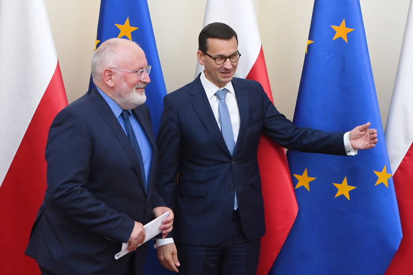 Premier Mateusz Morawiecki (P) i pierwszy wiceprzewodniczący Komisji Europejskiej Frans Timmermans (L) podczas powitania w Warszawie /Radek Pietruszka /PAP