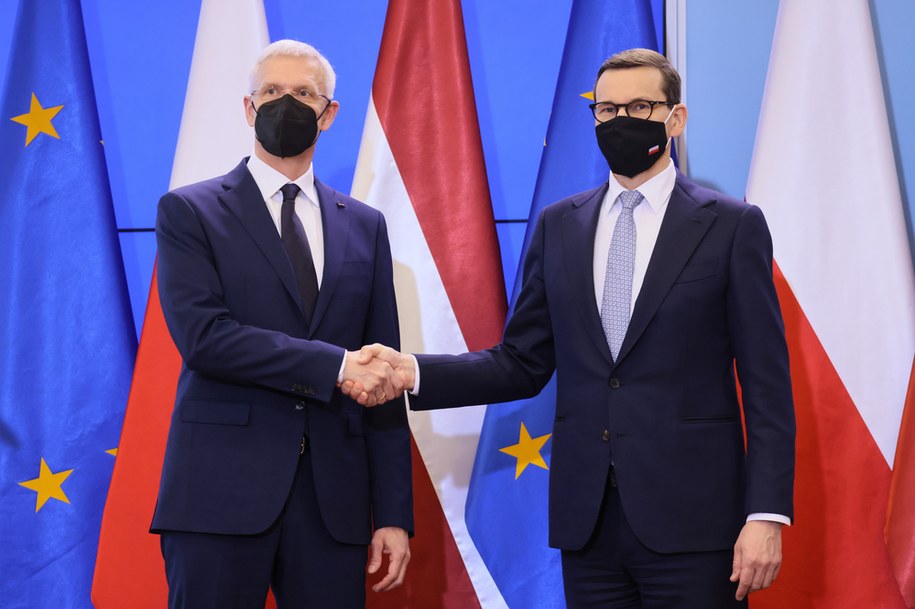 Premier Mateusz Morawiecki (P) i premier Łotwy Arturs Kriszjanis Karinsz (L) podczas konferencji prasowej po spotkaniu w siedzibie KPRM w Warszawie / 	Leszek Szymański    /PAP