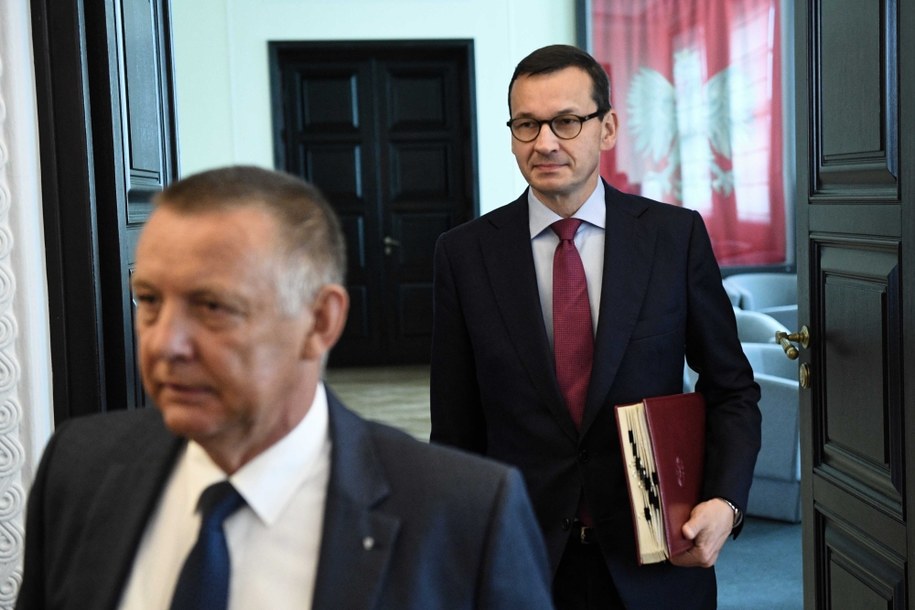 Premier Mateusz Morawiecki (P) oraz minister finansów Marian Banaś (L) / 	Radek Pietruszka   /PAP