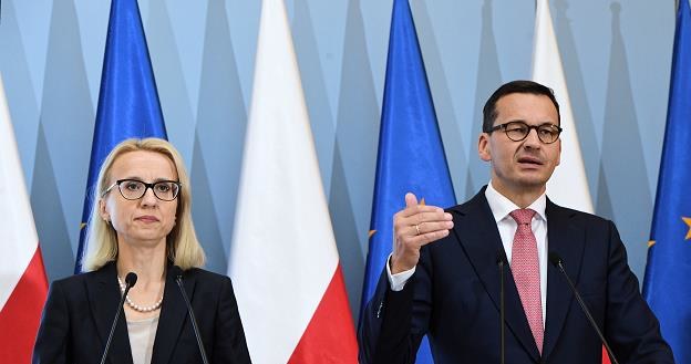 Premier Mateusz Morawiecki (P) oraz minister finansów Teresa Czerwińska (L) /PAP