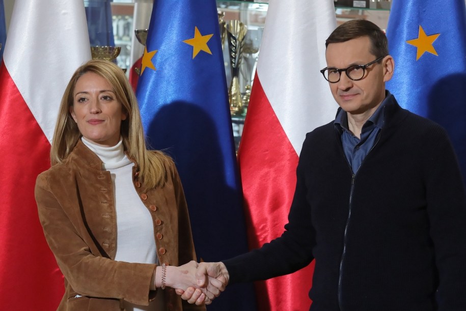 Premier Mateusz Morawiecki (P) podczas spotkania z przewodniczącą Parlamentu Europejskiego Robertą Metsolą (L), w siedzibie Szkoły Podstawowej im. Kornela Makuszyńskiego w Otwocku / 	Paweł Supernak   /PAP
