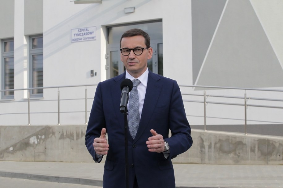 Premier Mateusz Morawiecki (P) podczas wizyty w Zespole Opieki Zdrowotnej w Nidzicy /Tomasz Waszczuk /PAP