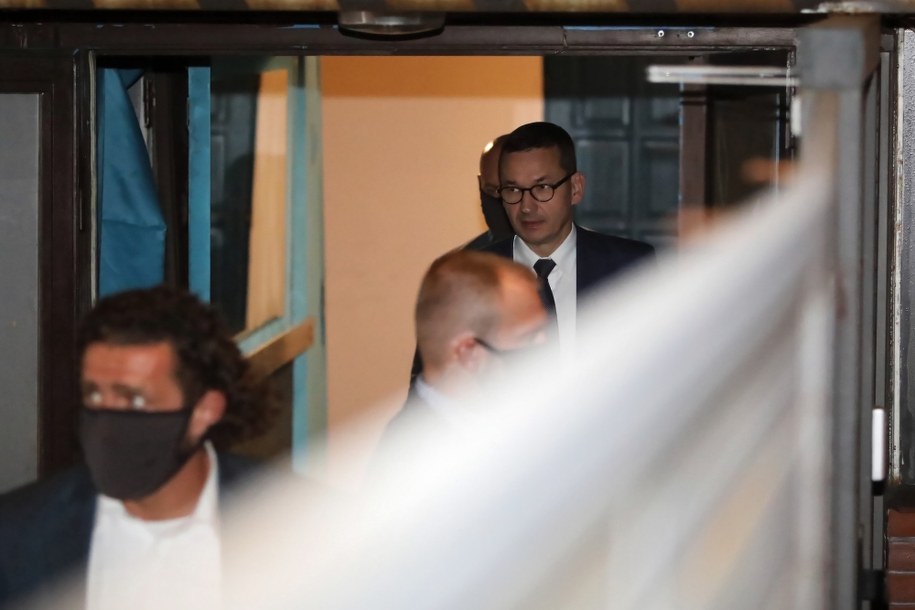 Premier Mateusz Morawiecki (P) przed siedzibą Prawa i Sprawiedliwości przy ul. Nowogrodzkiej w Warszawie /	Mateusz Morawiecki /PAP