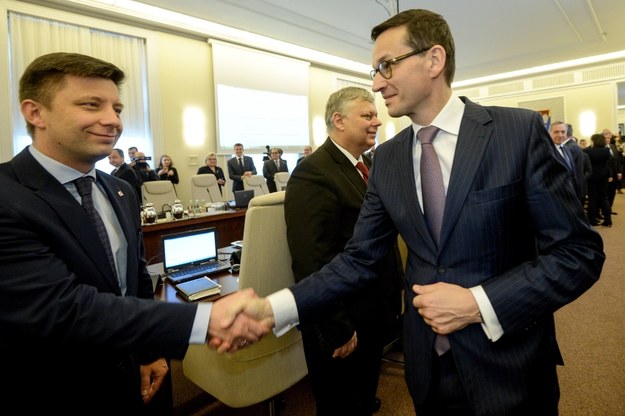 Premier Mateusz Morawiecki (po prawej) i szef jego kancelarii Michał Dworczyk podczas posiedzenia rządu, grudzień 2017 / 	Marcin Obara  /PAP
