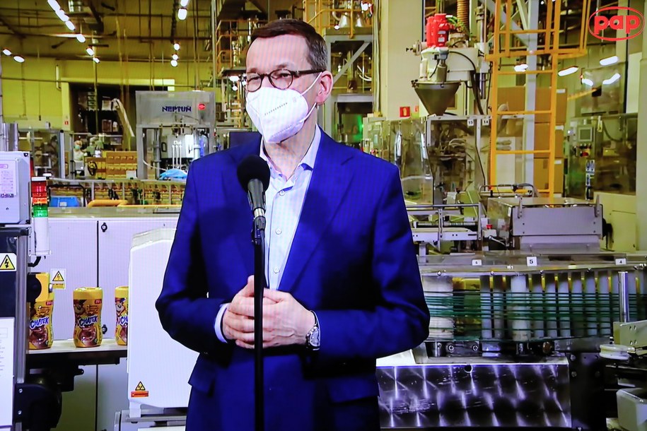 Premier Mateusz Morawiecki podczas briefingu prasowego transmitowanego z siedziby firmy Maspex w Wadowicach /Wojciech Olkusnik  /PAP