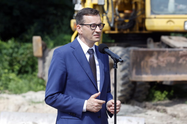 Premier Mateusz Morawiecki podczas briefingu prasowego /Waldemar Deska /PAP