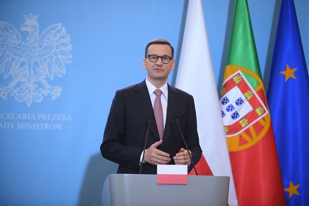 Premier Mateusz Morawiecki podczas konferencji prasowej po spotkaniu z premierem Portugalii Antonio Costą w siedzibie Kancelarii Prezesa Rady Ministrów w Warszawie / 	Marcin Obara  /PAP