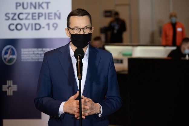 Premier Mateusz Morawiecki podczas konferencji prasowej w ramach wizyty w punkcie szczepień na terenie hali Międzynarodowego Centrum Kongresowego w Katowicach /Hanna Bardo /PAP