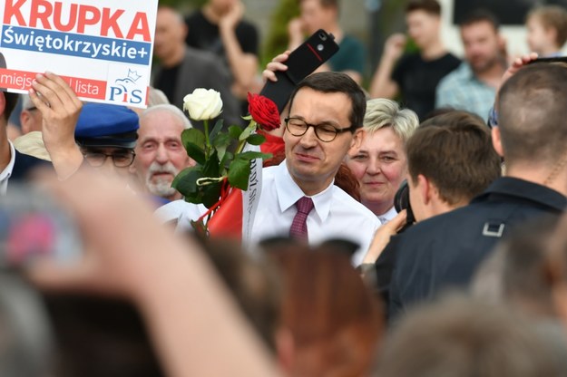 Premier Mateusz Morawiecki podczas niedzielnego spotkania z mieszkańcami Kielc / 	Piotr Polak    /PAP