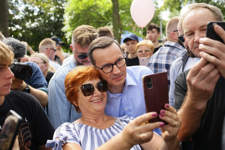 Premier Mateusz Morawiecki podczas pikniku rodzinnego 800+ na terenie Ośrodka Wypoczynkowego Paprocany w Tychach /Zbigniew Meissner /PAP