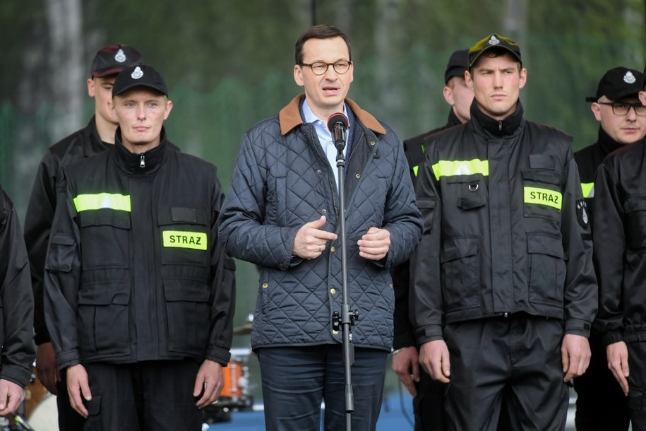 Premier Mateusz Morawiecki podczas pikniku rodzinnego z okazji Dnia Strażaka w Rypnie /Tytus Żmijewski /PAP