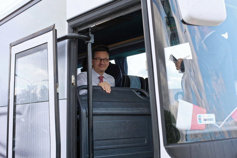 Premier Mateusz Morawiecki podczas postoju w drodze na spotkanie z mieszkańcami Świebodzina / 	Lech Muszyński    /PAP