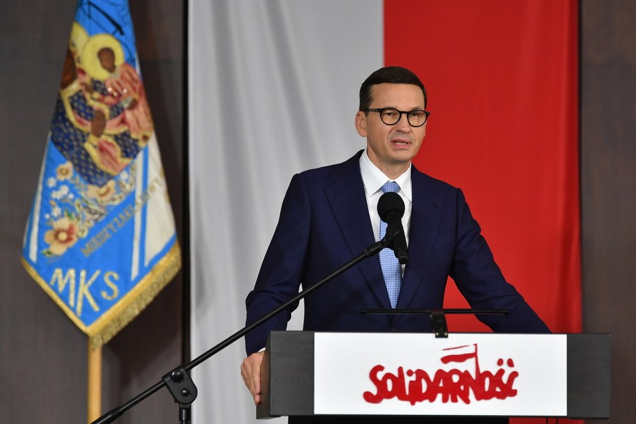 Premier Mateusz Morawiecki podczas spotkania rocznicowego, połączonego z wręczeniem uczniom stypendiów „Solidarności” w Sali BHP Stoczni Gdańskiej /Adam Warżawa /PAP
