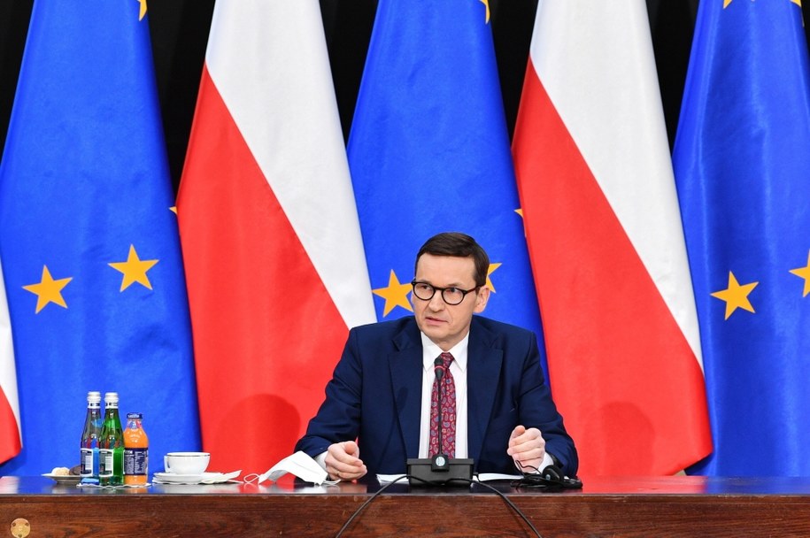 Premier Mateusz Morawiecki podczas spotkania z ambasadorami państw Unii Europejskiej, Europejskiego Obszaru Gospodarczego oraz innych państw europejskich ws. koordynacji pomocy humanitarnej dla Ukrainy. /Radek Pietruszka /PAP