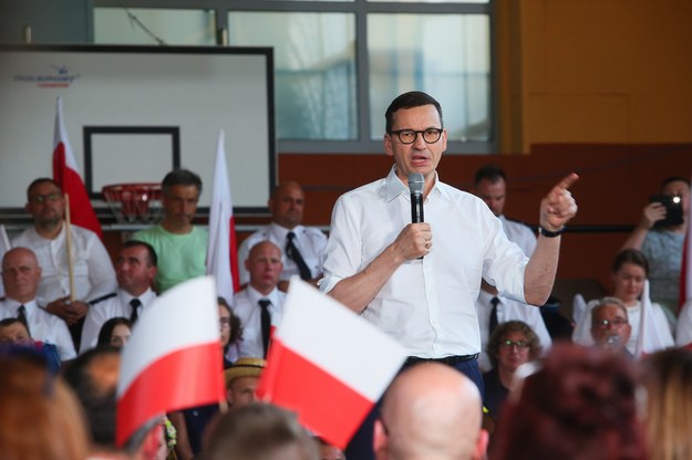 Premier Mateusz Morawiecki podczas spotkania z mieszkańcami powiatu kolskiego /	Tomasz Wojtasik /PAP