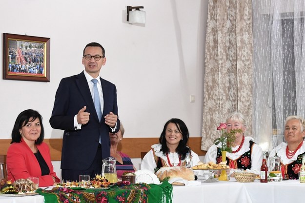 Premier Mateusz Morawiecki podczas spotkania z przedstawicielkami Kół Gospodyń Wiejskich w Węgrzcach Wielkich /	Jacek Bednarczyk   /PAP