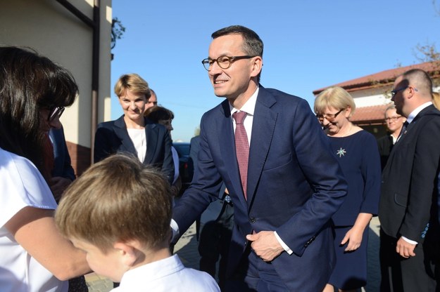 Premier Mateusz Morawiecki podczas spotkania z rodziną Tomasza i Agaty Ruszczaków w Janikowie / 	Jakub Kamiński    /PAP