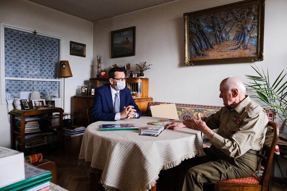 Premier Mateusz Morawiecki podczas spotkania z uczestnikiem Powstania Warszawskiego kpt. Władysławem Rosińskim /Mateusz Marek /PAP