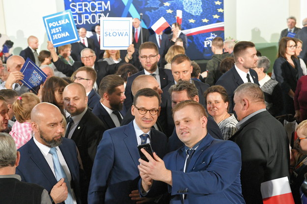 Premier Mateusz Morawiecki podczas spotkania z wyborcami w LO im. Marii Skłodowskiej-Curie w Strzelinie /Jan Karwowski /PAP