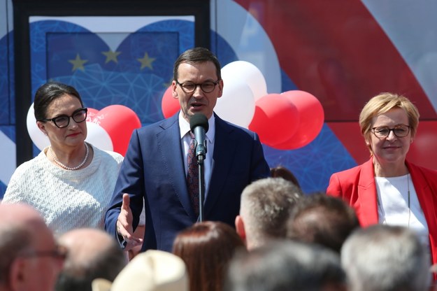 Premier Mateusz Morawiecki podczas spotkaniaz mieszkańcami Będzina na trasie "PiSbusa" / 	Andrzej Grygiel    /PAP