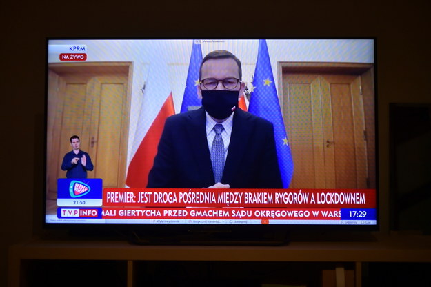 Premier Mateusz Morawiecki podczas transmisji konferencji prasowej w Warszawie / 	Marcin Obara  /PAP